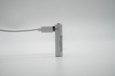 Quelle est la différence entre les piles au lithium rechargeables et les pile...